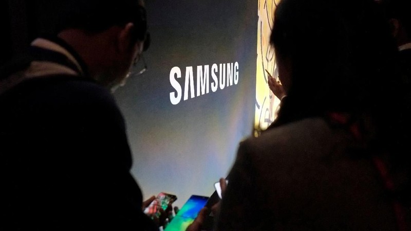 Smartphone ini akan diluncurkan dalam versi LTE dan 5G mulai 26 April seharga $ 1.980 (Rp 27 juta)