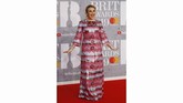 Tallia Storm terlihat lezat dengan gaun bak kue lapis berwarna pink. (REUTERS/Peter Nicholls)