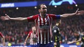 Gol kemenangan Atletico atas Juventus kembali dicetak pemain belakang. Kali ini giliran Diego Godin yang bobol gawang Juventus dengan tendangan kaki kanan di menit ke-83. Juventus pun tumbang oleh tembok tangguh Atletico. (REUTERS/Sergio Perez)