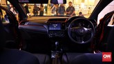 Paling mencolok pada bagian interior adalah penggunaan head unit 'floating'. Mobilio baru masih menawarkan immobilizer, tilt steering, AC double blower, 2 kantong udara, rangka G-CON tetap tersedia pada semua varian. (CNN Indonesia/Hesti Rika)