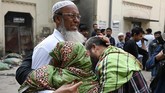 Pemadam sempat kesulitan mencapai lokasi kebakaran karena jalan setempat sempat ditutup untuk peringatan hari libur nasional. (Photo by MUNIR UZ ZAMAN / AFP)