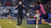 Pelatih Schalke 04 Domenico Tedesco merayakan sukses Nabil Bentaleb mencetak gol kedua tuan rumah. (REUTERS/Wolfgang Rattay)