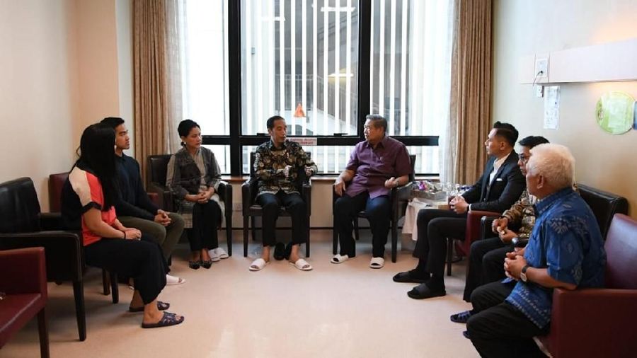 Presiden Joko Widodo (Jokowi) membesuk istri presiden ke-6 RI Susilo Bambang Yudhoyono (SBY), Ani Yudhoyono.