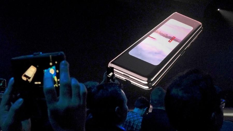 Samsung menerima sejumlah laporan dari beberapa orang pengulas teknologi bahwa ponsel lipat Galaxy Fold masih bermasalah setelah satu atau dua hari penggunaan.