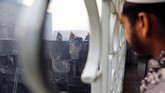 Menurut aparat, kebakaran yang dimulai di sebuah ruko dengan cepat merembet ke bangunan lainnya. (REUTERS/Mohammad Ponir Hossain