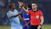 Sebelum jeda babak pertama Schalke kembali mendapat tendangan penalti. Kali ini giliran gelandang Manchester City Fernandinho yang melakukan pelanggaran di kotak penalti. (Reuters/Matthew Childs)