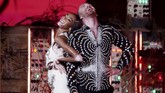 Pesta musisi Inggris tersebut juga dimeriahkan oleh Sam Smith dan aksi model Winnie Harlow. (REUTERS/Hannah McKay)
