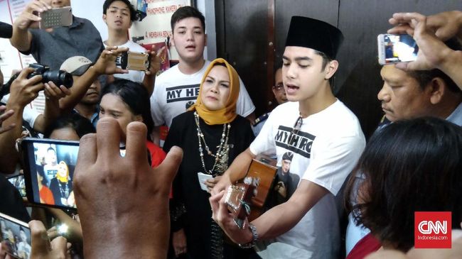 Al Ghazali Bawakan Lagu Ahmad Dhani di Rutan Medaeng