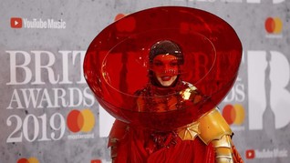FOTO: Selebriti Berbusana Terburuk di Brit Awards 2019