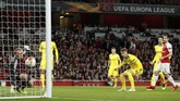 Arsenal membukukan keunggulan 1-0 sekaligus membuat skor agregat menjadi seimbang 1-1 setelah Zakhar Volkov mencetak gol bunuh diri pada menit keempat lantaran salah mengantisipasi bola yang dikirimkan Aubameyang. (Reuters/John Sibley)