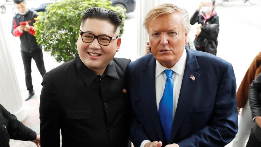 Kehadiran Donald Trump dan Kim Jong Un gadungan di Hanoi, Vietnam pada Kamis (22/2), sukses mencuri perhatian publik.