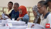 Setelah proses pelipatan surat suara untuk Pileg Dapil DKI Jakarta 2 itu selesai, maka dilanjutkan pelipatan surat suara untuk pemilu DPD. (CNNIndonesia/Safir Makki)