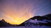 Panorama senja yang menantul di tembok-tembok Mirage. (Anthony Anex/Keystone via AP)