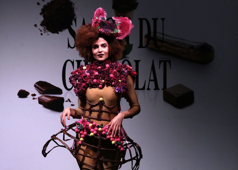 Sepatu yang terbuat dari cokelat terlihat di pameran cokelat 