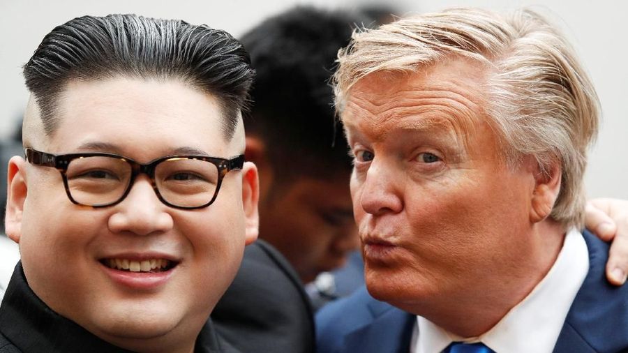 Kehadiran Donald Trump dan Kim Jong Un gadungan di Hanoi, Vietnam pada Kamis (22/2), sukses mencuri perhatian publik.