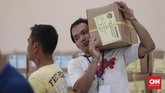 Surat-surat suara yang telah dilipat lalu disusun serta dikemas kembali kemudian disimpan ke dalam tempat penyimpanan khusus yang disediakan KPU. (CNNIndonesia/Safir Makki)