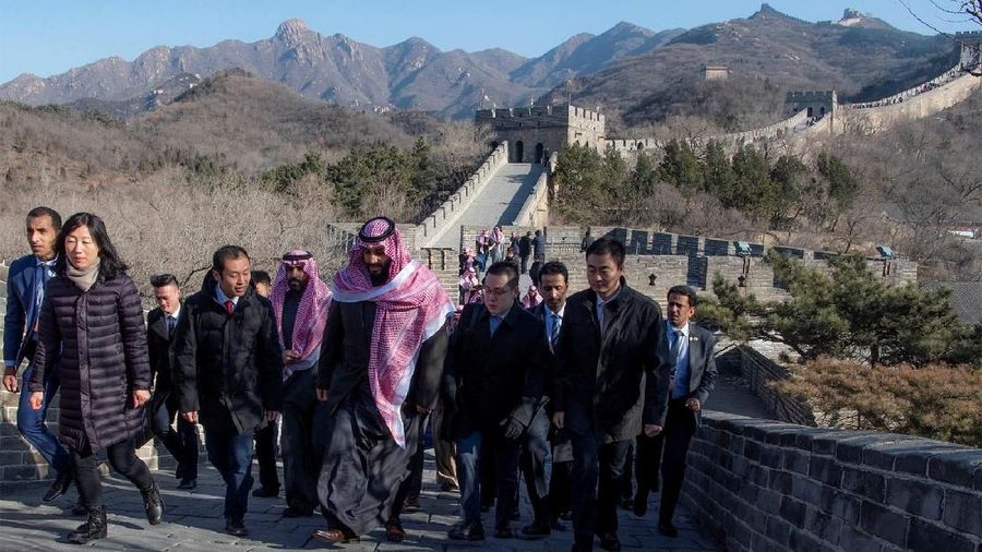 Saudi Aramco akan menandatangani kesepakatan awal untuk berinvestasi di dua kompleks penyulingan minyak dan petrokimia di China.