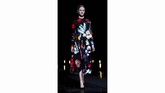Kali ini, Prada membuka pertunjukan dengan gaun malam hitam yang anggun, sebelum akhirnya arena catwalk diwarnai oleh sentuhan anggun beragam kelopak bunga. Motif bunga mawar yang penuh warna dipadukan dalam gaun satin yang jatuh menggantung seperti pita. (REUTERS/Alessandro Garofalo)