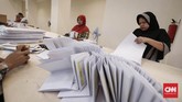 Tugas pertama para pekerja ialah menyortir surat suara antara surat suara yang cacat dan yang tidak cacat. Kecacatan surat suara dapat dilihat dari kebersihan surat suara dan ada atau tidaknya lubang di surat suara. (CNNIndonesia/SafirMakki)