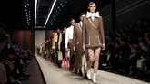 Fendi benar-benar memenuhi janjinya untuk tetap menyelenggarakan pertunjukan koleksi terbarunya di Milan Fashion Week, Kamis (21/2). Koleksi Fall/Winter 2019 adalah koleksi terakhir Fendi bersama Karl Lagerfeld. (REUTERS/Alessandro Garofalo)