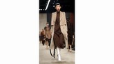 Siluet-siluetnya beragam dan tetap mempertahankan gaya elegan Fendi seperti celana panjang dengan pinggang tinggi, mantel, rok lipit, dan blazer. Koleksi ini terpengaruh dari koleksi busana pria. (REUTERS/Alessandro Garofalo)
