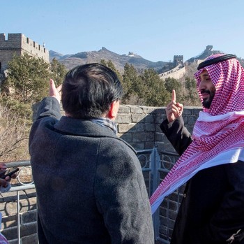 Wajah Semringah Pangeran Arab Saat Kunjungi Tembok China