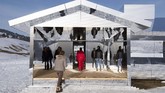 Seniman asal Amerika, Doug Aitken, membangun rumah bertembok kaca di area bersalju Gstaad. (Anthony Anex/Keystone via AP)