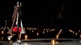 Arena catwalk berhias lampu kuning temaram yang dipasang berhimpitan menjadi tempat para model berlenggak-lenggok dalam balutan Prada yang lembut. (REUTERS/Alessandro Garofalo)
