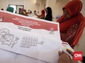 FOTO : Kerja Keras Selesaikan Target Lipat Surat Suara Pemilu
