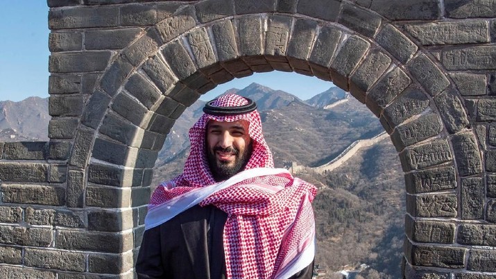 Saudi Arabia's Crown Prince Mohammed bin Salman poses for the camera during his visit to Great Wall of China in Beijing, China February 21, 2019. Bandar Algaloud/Courtesy of Saudi Royal Court/Handout via REUTERS ATTENTION EDITORS - THIS PICTURE WAS PROVIDED BY A THIRD PARTY.