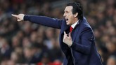 Unai Emery memberi instruksi kepada pemain Arsenal yang membutuhkan kemenangan dengan margin dua gol demi melaju ke babak 16 besar. (REUTERS/Eddie Keogh)
