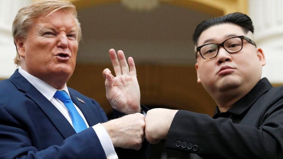 Kehadiran Donald Trump dan Kim Jong Un gadungan di Hanoi, Vietnam pada Kamis (22/2), sukses mencuri perhatian publik.