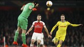 Petr Cech menanduk bola untuk mengamankan gawang Arsenal dari serangan BATE yang dilakukan Maksim Skavysh. (Action Images via Reuters/John Sibley)