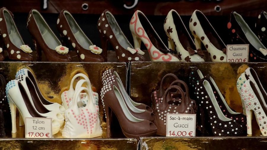 Sepatu yang terbuat dari cokelat terlihat di pameran cokelat 