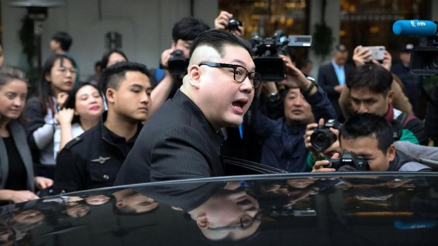 Kehadiran Donald Trump dan Kim Jong Un gadungan di Hanoi, Vietnam pada Kamis (22/2), sukses mencuri perhatian publik.