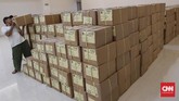 Di wilayah Dapil DKI Jakarta 2 setidaknya ada 1,7 juta lembar surat suara yang mesti terlipat. (CNNIndonesia/Safir Makki)