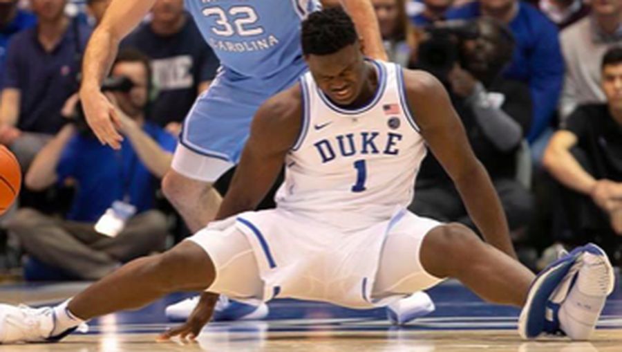 Bintang basket dari tim Duke University Zion Williamson mengalami cedera saat sepatu Nike yang ia kenakan tiba-tiba rusak di menit awal pertandingan.
