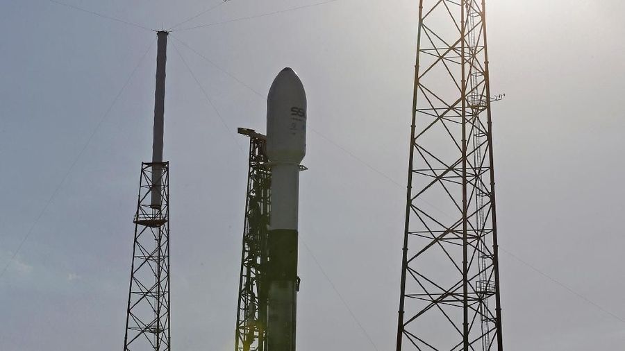 Satelit telekomunikasi itu akan memberikan Indonesia berbagai layanan seperti konektivitas internet, komunikasi suara, dan distribusi video.