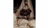 Tak cuma itu, penampilan para model pun dilengkapi dengan ragam tas Fendi yang tersohor, namun dengan sentuhan anyar. Sebagai contoh, tas Peekaboo berlubang atau Baguette berwarna pastel. (REUTERS/Alessandro Garofalo)