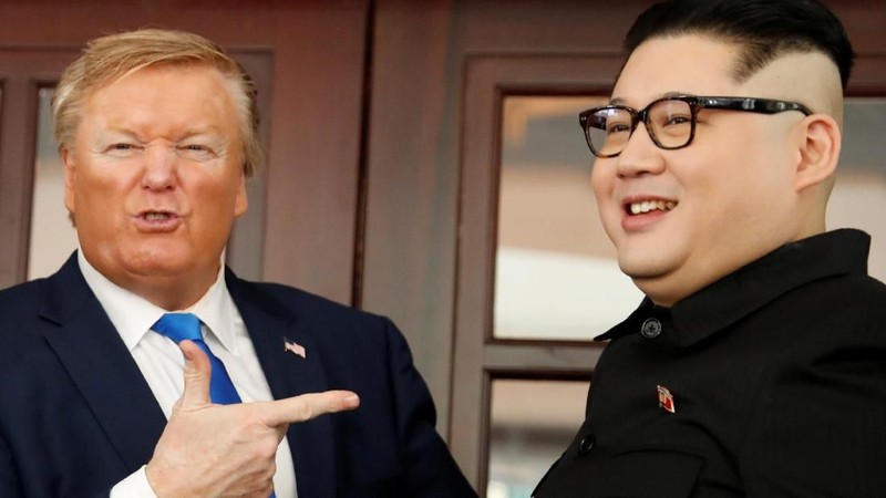 Kehadiran Donald Trump dan Kim Jong Un gadungan di Hanoi, Vietnam pada Kamis (22/2), sukses mencuri perhatian publik.