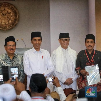 Usai Solat Jumat Jokowi Bagikan 351 Sertifikat Tanah Wakaf