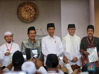 Usai Solat Jumat Jokowi Bagikan 351 Sertifikat Tanah Wakaf