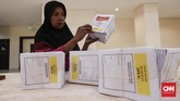 Usai pelipatan surat suara Pilpres 2019 selesai dilanjutkan pelipatan surat suara pemilu DPR RI Dapil 2 yang ditargetkan selesai akhir Februari. (CNNIndonesia/Safir Makki)
