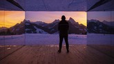 Sebelum di Swiss, Mirage pernah dibangun di padang pasir dekat Palm Springs pada 2017 dan Detroit pada 2018. (Anthony Anex/Keystone via AP)