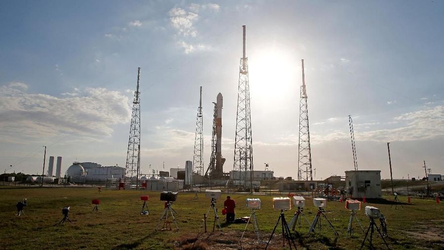 Satelit telekomunikasi itu akan memberikan Indonesia berbagai layanan seperti konektivitas internet, komunikasi suara, dan distribusi video.