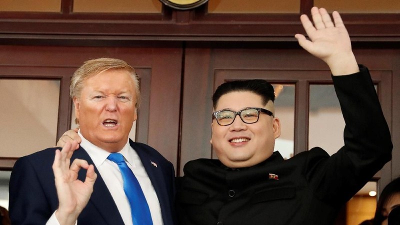 Kehadiran Donald Trump dan Kim Jong Un gadungan di Hanoi, Vietnam pada Kamis (22/2), sukses mencuri perhatian publik.