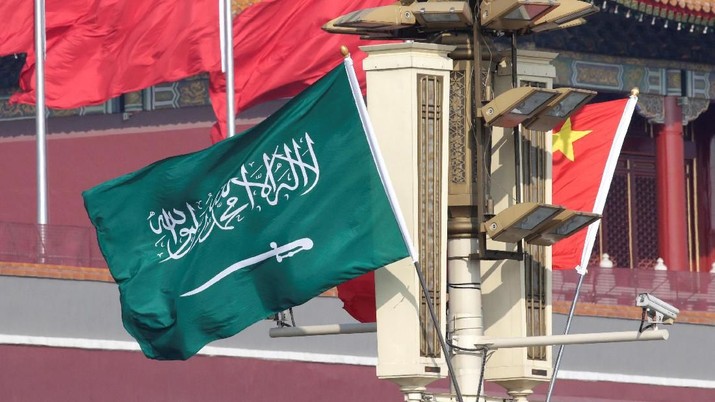 Flags of Saudi Arabia and China are hung in front of Tiananmen Gate before Saudi Crown Prince Mohammed bin Salman's visit to Beijing, China February 21, 2019. REUTERS/Jason Lee