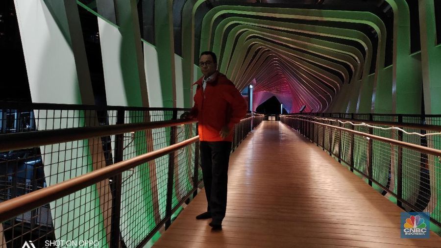 Dengan menggunakan kamera OPPO R17 PRO, JPO yang terlihat indah dengan lampu Led dapat berganti ganti warna ini diabadikan dengan mode 
