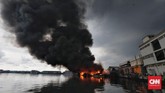 Kebakaran di Pelabuhan Nizam Zachman Muara Baru, Jakarta. Sabtu (23/2) berlangsung lebih dari tiga jam. (CNN Indonesia/Adhi Wicaksono)