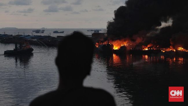 Belasan Kapal Terbakar di Indramayu